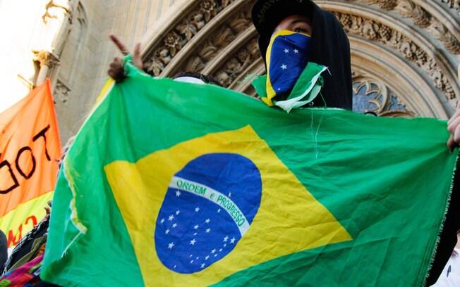 Manifestantes se reúnem na Praça da Sé, em São Paulo, para o sexto dia de protestos contra o aumento da tarifa do transporte público