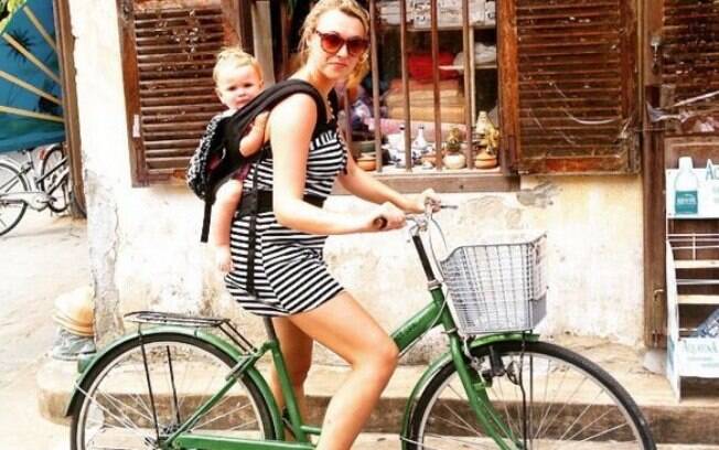 Mãe e filha passeiam de bicicleta no Vietnã