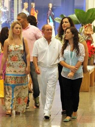 Renato Aragão circula em shopping center com a família