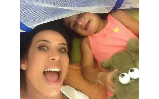 Scheila Carvalho brinca com a filha, Giulia, em foto divulgada no Instagram nesta quinta-feira (09): "Ser criança é ter o dia mais feliz da vida, todos os dias!' 