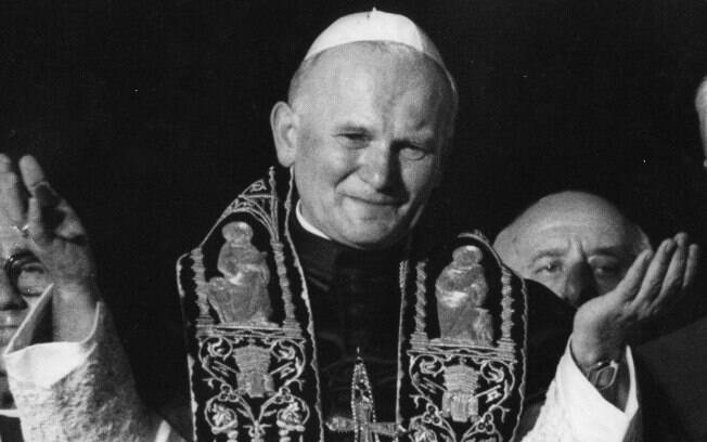 João Paulo 2º saúda os fiéis reunidos na Praça São Pedro depois de ser eleito papa (16/10/1978)