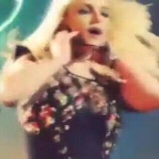 Microfone de Britney Spears se solta, mas cantora segue show normalmente