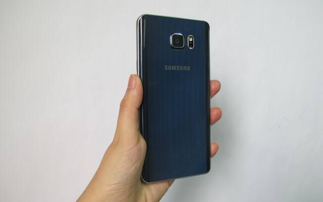 Com moldura metalizada e acabamento em vidro translúcido, Galaxy Note 5 tem design que merece