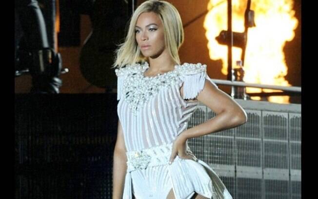 Beyoncé exibe seu novo visual, com os cabelos na altura dos ombros, durante o V Festival, na Inglaterra