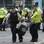 <span>Policiais detêm homem em Croydon, no sul de Londres (8/8)</span> - <strong>Foto: AP</strong>