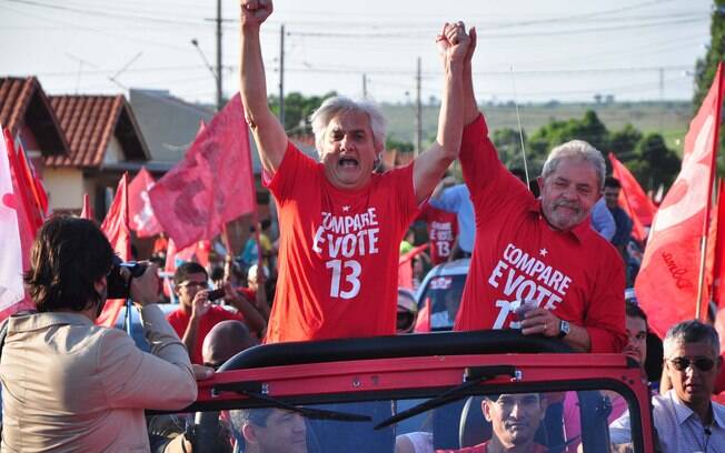 O senador Delcídio do Amaral ao lado do ex-presidente Lula em campanha para eleições de 2014