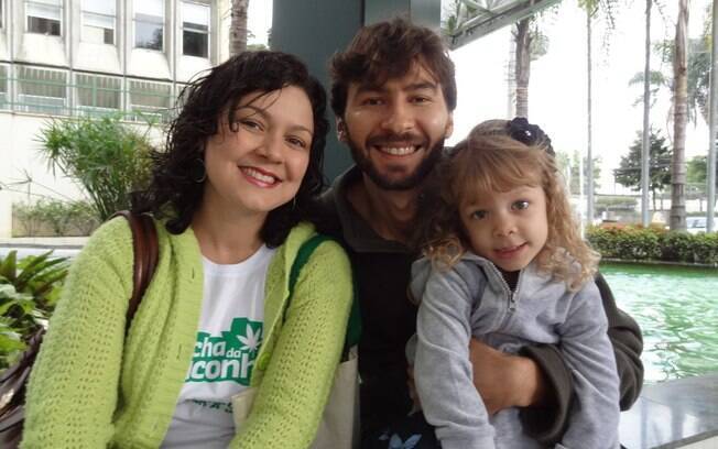 Thaís ao lado do marido e da filha Gaia