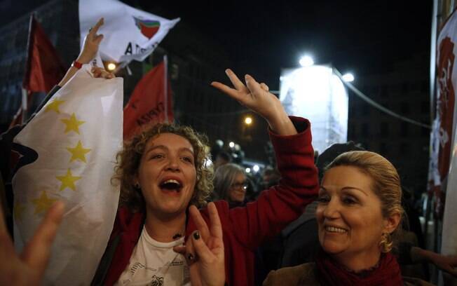 Eleitores da extrema esquerda grega comemoram a vitória de Alexis Tsipras