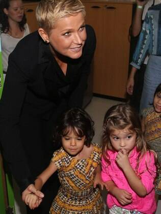 Xuxa inaugura bufê e comemora aniversário, pela segunda vez, com a presença de famosos