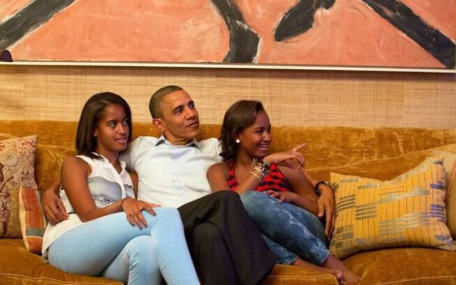 Barack Obama e suas duas filhas, Malia e Sasha, no sofá da sala de estar da Casa Branca Barack Obama e suas duas filhas, Malia e Sasha, no sofá da sala de estar da Casa Branca