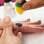 Lembre-se de tocar a esponja nas unhas com leveza, para as manchinhas não ficarem muito marcadas. Você ainda vai usar outras cores!. Foto: Edu Cesar/Fotoarena