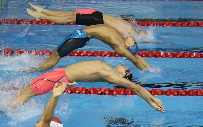 Thiago cai n'água para nadar a eliminatória dos 4x100m medley pela manhã. Foto: Satiro Sodre/SSPress
