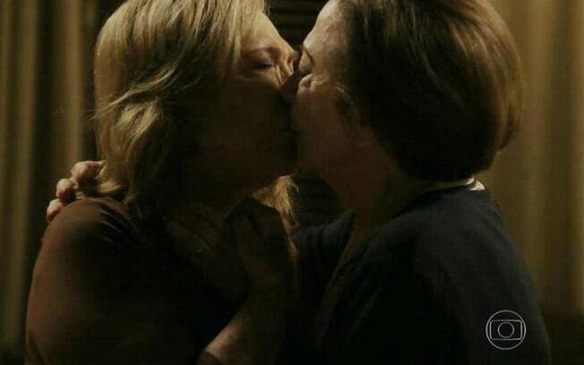 Beijo lésbico entre Teresa e Estela em