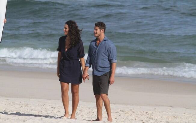 Débora Nascimento e José Loreto gravam na praia da Reserva