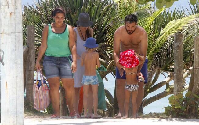 Vanessa e Thiago tiram a areia dos filhos antes de deixar a praia