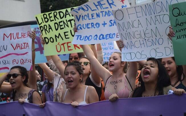 Marcha das Vadias reúne mil pessoas em SP: cartazes levam palavras de ordem