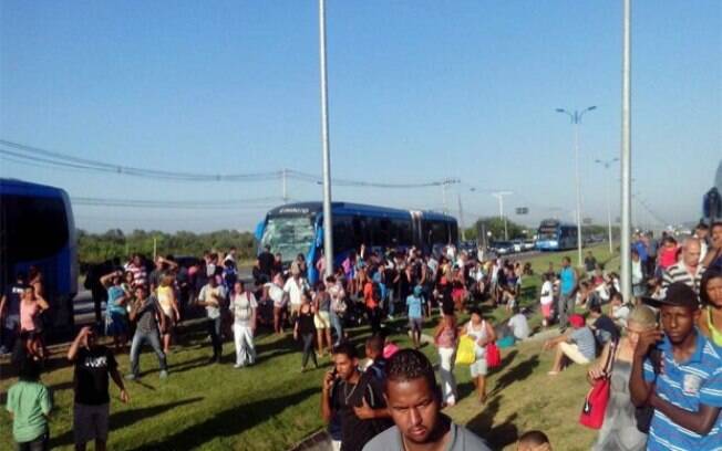 Dois ônibus articulados do BRT Transoeste colidiram na Avenida das Américas, no Recreio