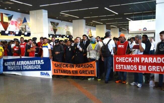 Aeronautas e aeroviários paralisaram as atividades nesta quarta-feira, das 6h às 8h, em vários aeroportos do país