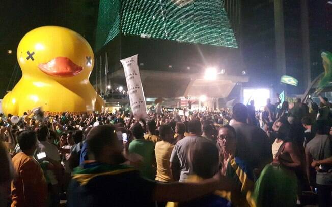 Manifestantes celebram aprovação do impeachment pela Câmara dos Deputados, neste domingo