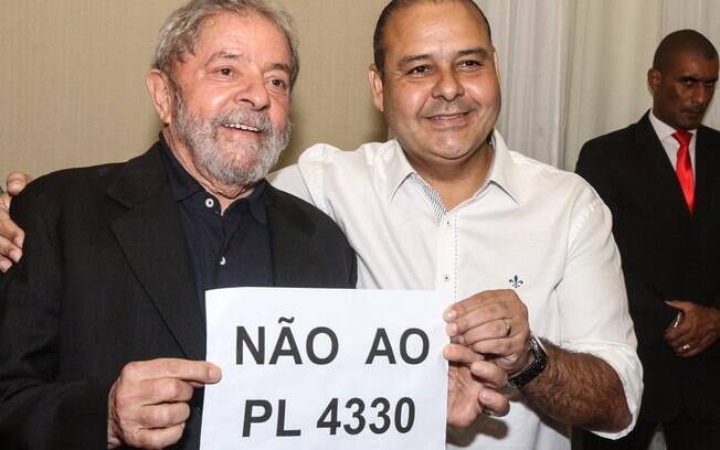 Lula ao lado do presidente nacional da CUT, Vagner de Freitas: luta para evitar mudanças
