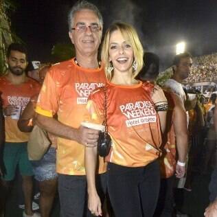 A atriz foi ao desfile acompanhada de seu marido, Eduardo Menga