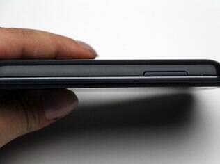 Faixa cinza contorna a lateral do LG Optimus L4 II Tri