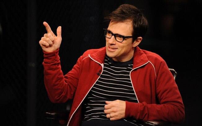 Rivers Cuomo gravou com seu grupo, o Weezer, a música 'Represent'