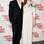 Dramático como a dona, o vestido de ombro único de Angelina Jolie contava com uma enorme rosa de enfeite. Foto: Getty Images