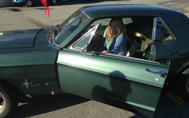 Lynda volta a sentar no banco do motorista do Mustang