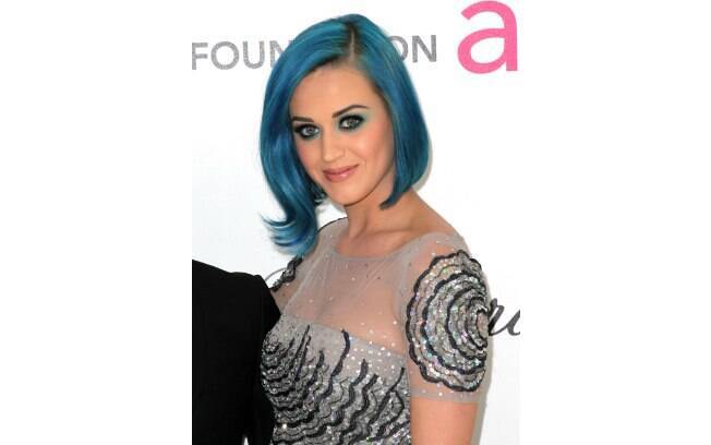 Em começo de 2012, a cantora usava corte chanel assimétrico na cor azul 