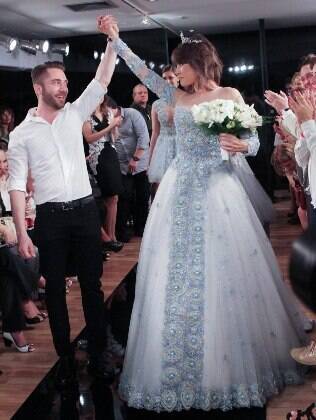 Maria Casadevall desfila com vestido de noiva para o estilista Lucas Anderi