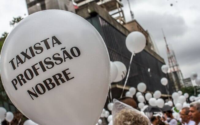 Segundo a Polícia Militar, cerca de 400 pessoas participaram da manifestação neste domingo