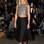 A modelo Lara Bingle apostou na tendência do top cropped com saia preta. O prateado da blusa aparece também nos sapatos. Foto: Getty Images