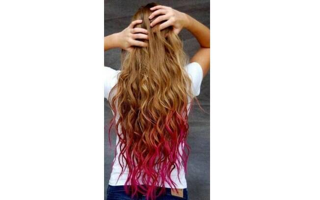 Este cabelo bem longo e cacheado fica bem com as pontas cor-de-rosa