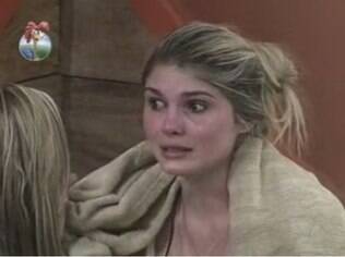 Bárbara chora durante conversa com Denise