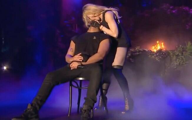 Madonna deu um beijão no rapper Drake durante show no Coachella, neste domingo (12). Foto: Reprodução