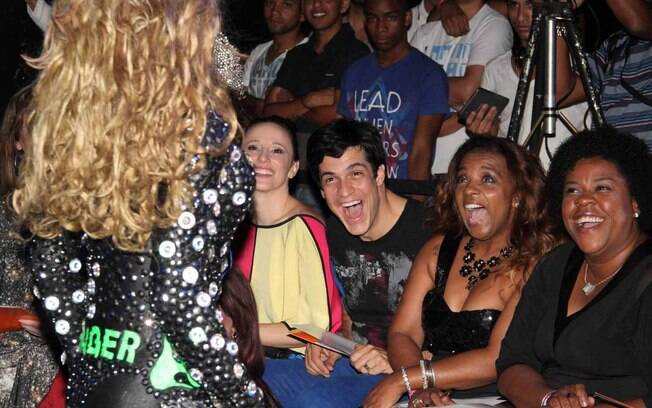 Mateus Solano assiste à transformistas e drag queens no Rio