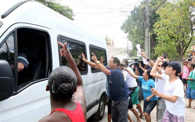 Sete condenados no mensalão se entregaram em Minas Gerais. Eles foram hostilizados pela população (16/11). Foto: Frederico Haikal / Wesley Rodrigues/Hoje em Dia / Futura Press