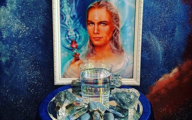 Altar para Arcanjo Miguel com Cianitas, Angelitas, Celestitas e Cristais para fortalecer a água com vibrações do raio azul