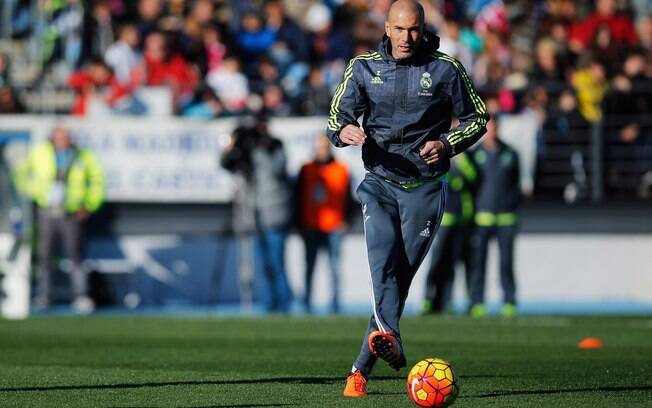 Zidane bateu uma bolinha no seu primeiro dia de treinos como técnico do Real Madrid