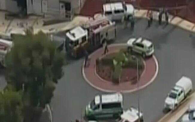 Imagem aérea mostra bombeiros trabalhando no estabelecimento comercial no subúrbio de Perth