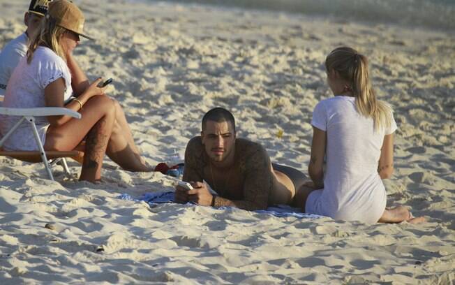 Felipe Titto foi à praia da Barra da Tijuca com a namorada e amigos