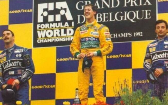 Schumacher no pódio após seu primeiro triunfo na categoria, com Nigel Mansell e Ricardo Patrese