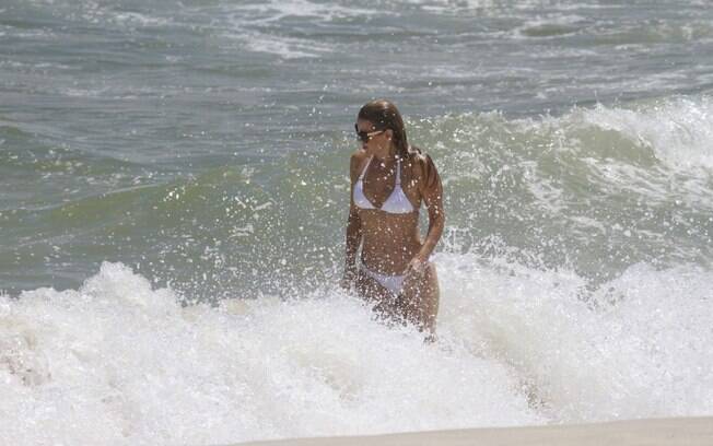 Christine Fernandes tomou banho de mar na Barra da Tijuca