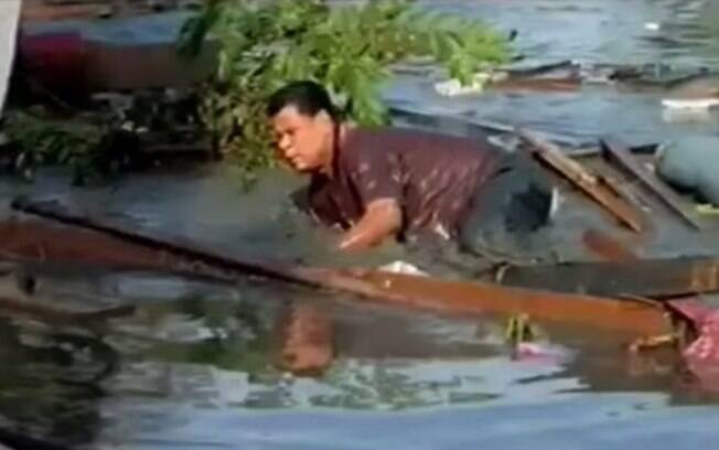 Homem tenta driblar correnteza após onda atingir a Indonésia (arquivo). Foto: Reprodução/Youtube