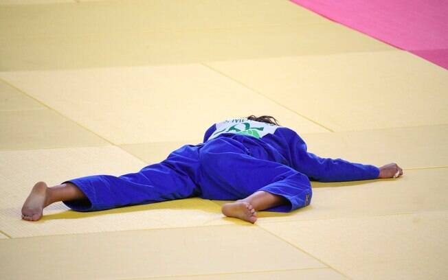 Sarah Menezes fica no chão depois de derrota na repescagem do judô. Ela teve uma luxação no cotovelo. Foto: Divulgação/Brasil 2016