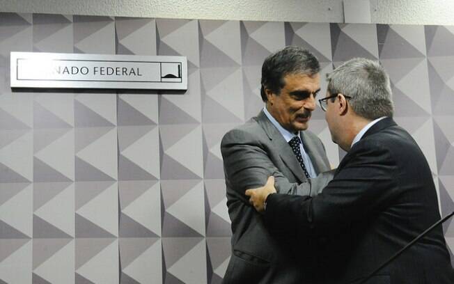 Cardozo cumprimenta Antonio Anastasia na comissão especial do Senado, nesta quinta-feira