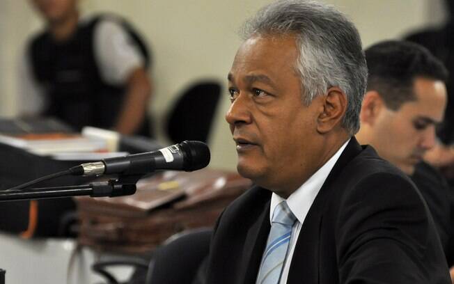 Ex-delegado Edson Moreira, que hoje atua como vereador, durante depoimento no salão do júri (24/04)