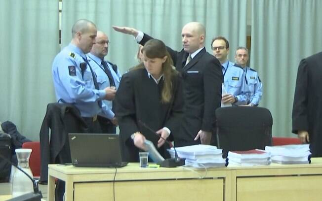 Condenado a 21 anos de prisão, norueguês Anders Breivik faz gesto nazista em corte de tribunal