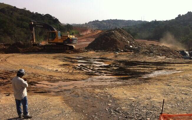 Reportagem encontrou vazamento de água drenada de montanha por todo o canteiro de obras
